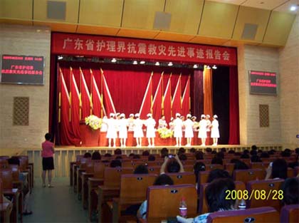 护士代表向报告团成员献花 护士代表向报告团成员献花.jpg